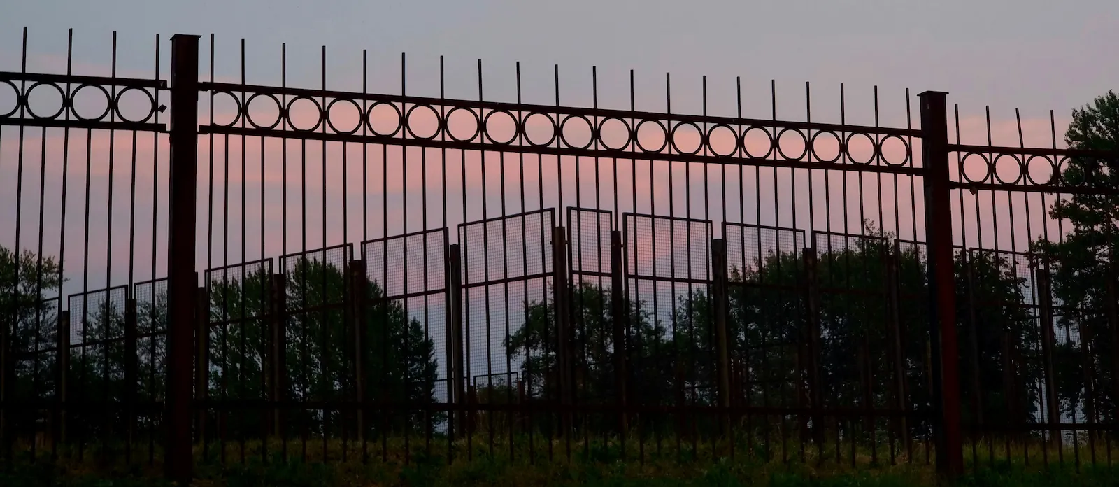 услуги заборов и ворот в Туле — иллюстрация